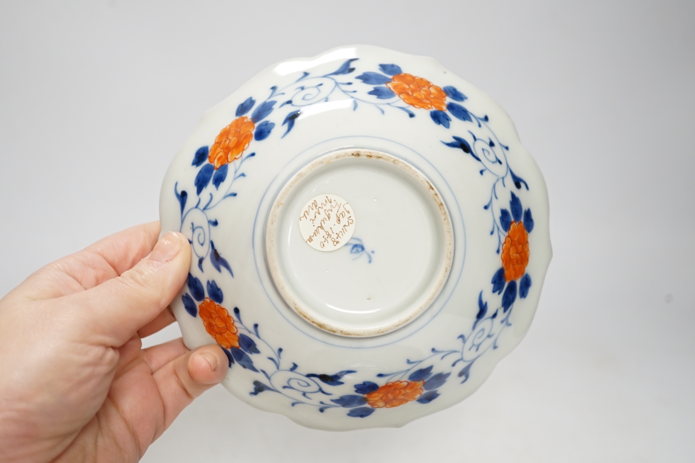 A Japanese Imari bowl and three dishes, 19th century, bowl 15cm diameter